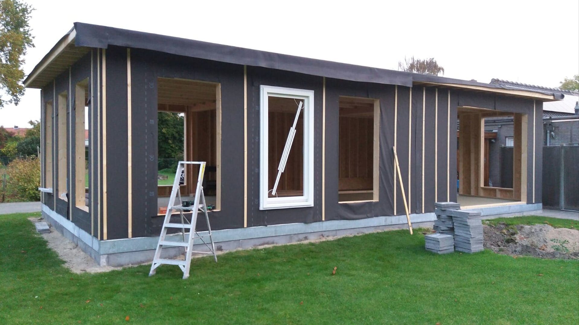 Montage van kunststof kozijnen in de voorbereide gevelopeningen van een houtskeletbouw constructie – Toelevering Online